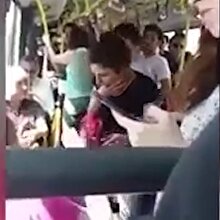 Metrobüs tarihinin en iğrenç kavgası: Üstüne kusarım