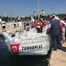 Pet şişeden tekne yaptılar!