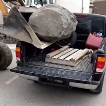 Büyük hata! Pick-up'ın kasasına büyük kaya parçasını koymaya çalışan adamlar