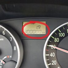 Otomobilinin 100 bininci kilometresini kutlayan adam