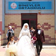 Nikah masasından önce seçim sandığına gittiler