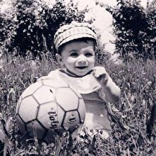 Fotoğraftaki bu mini mini bebeğin kim olduğunu anlayabildiniz mi?