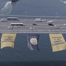 Avrupa şampiyonu VakıfBank’ın bayrağı köprüde dalgalanıyor