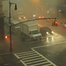 Brooklyn caddesindeki fırtına hayatı böyle esir alıyor