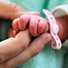Sakın izin vermeyin! 18 günlük bebek öpücük yüzünden öldü