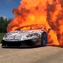 Alev topunun içinden geçen Lamborghini