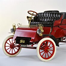 Ford ilk arabasını üretti.