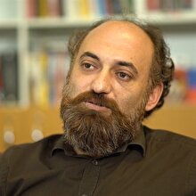Sait Faik Abasıyanık, “Yazı yazmak için bana çiçek, kuş hürriyeti değil, içimdeki aşkın, deliliğin, oturmaz düşüncenin hürriyeti lazım” diyor. Aykut Ertuğrul’un yazı yazması için ne lazım?