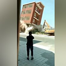 Plansız yıkılan bina iş makinesini böyle ezdi