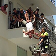 Kendini boşluğa bıraktı! Kemerinden yakaladılar