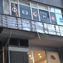Reklam tabelası yolda yürüyenlerin üzerine düştü: 2 yaralı