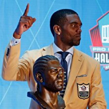 Randy Moss, Amerika’da polis tarafından öldürülen isimlerin yer aldığı kravat taktı