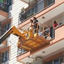 Gelini baba evinden vinçle aldılar