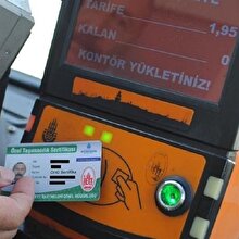 Yolcular 'yetersiz bakiye' sesini duymaktansa sağanak yağmurda ıslanmayı tercih ediyor