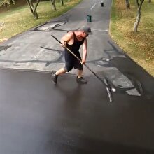 Haftanın en keyifli videosu: Garaj yolunu asfaltlayan adam