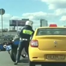 Motorlu trafik polisinin taksi sürücüsüyle trajikomik kavgası