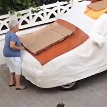 Kediler arabasının üstüne çıkmasın diye arabayı çivili kartonla kapladı!