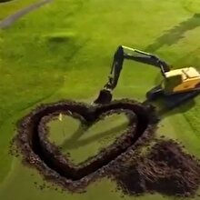 Romantik kepçe operatörü güzelim bahçeyi mahvediyor
