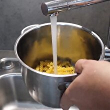 Sihirbazlık ile makarnanın sudan yukarı çıkması