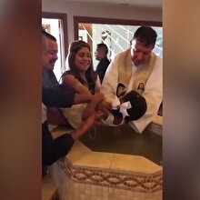 Kendisini vaftiz eden papaza küfür eden çocuk