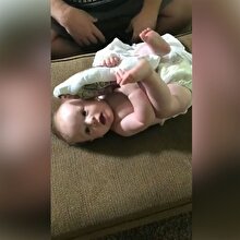 Babasının kuklasını görünce mutluluktan titreyen bebek