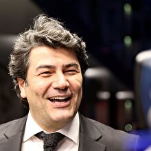 27 Ağustos Tarihte Bugün: Ünlü sunucu Vatan Şaşmaz otel odasında uğradığı silahlı saldırı sonucu olay yerinde hayatını kaybetti.