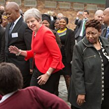 Theresa May çocuklarla dans etti