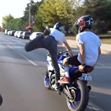 Ayaklarıyla motosiklet süren maganda yine terör estirdi