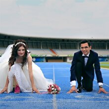 Koşarken tanışan çift atletizm sahasında evlendi