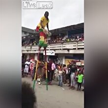 Şov yapan palyaçonun sert düşüşü böyle görüntülendi
