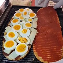 Haşlanmış yumurtalı tost ile aklımızı alan usta