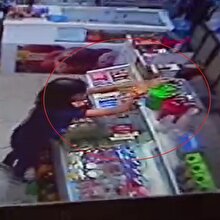 Küçük kızın örnek davranışı bakkalı duygulandırdı