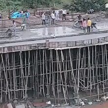 Derme çatma tahtalarla tutturulan inşaat çöktü