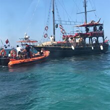 Bodrum'da 39 turistle hareket eden tur teknesi karaya oturdu