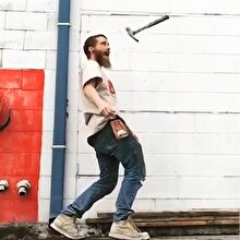 Çekici fırlatıp kemerindeki yuvaya sokan adam