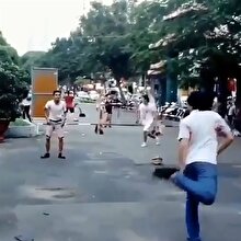 İnsanlar elleriyle zor oynarken onlar ayaklarıyla oynadı