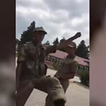 Uygun adım marş komutuna farklı bir solu getiren asker