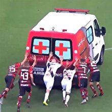 Sahada bozulan ambulansı futbolcular vurdurarak çalıştırdı