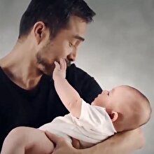 Bebeğin, annesinin kalbinin nakledildiği adama verdiği inanılmaz tepki