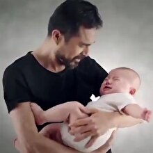 Bebeğin annesi doğum sırasında ölünce kalbi ailesi tarafından siyah tişörtlü adama bağışlanıyor