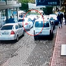 Silahlı saldırganın kaçış anları güvenlik kamerasında