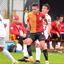 Eski Galatasaraylı, Fenerbahçe forması giyip '6' işareti yaptı