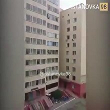 10. kattan düşen bebeği son anda yakaladı!