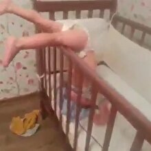 Beşikten kaçmak için farklı yol bulan bebek