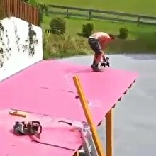 Orkestranın dikkatini dağıtmamak için ritme uygun çivi çakan adam