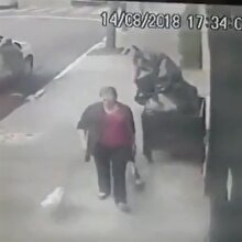 Durduk yere köpeğe tekme attı!