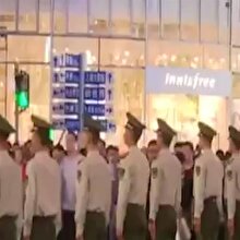 Çin polisi ışık ihlaline karşı etten bariyer ördü