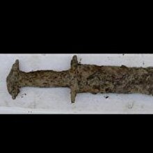 8 yaşındaki çocuk gölde 1500 yıllık kılıç buldu