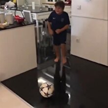 Ümit Özat oğluna orta açmayı öğretiyor