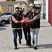 Polisin kadın kılığına girip enselediği kapkaççılar tutuklandı